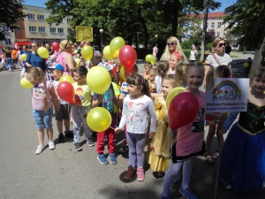 Barwny korowód z okazji Dnia Dziecka