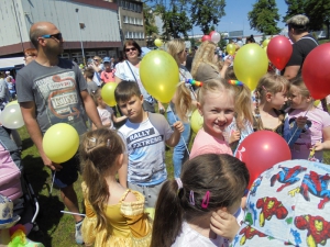 Barwny korowód z okazji Dnia Dziecka