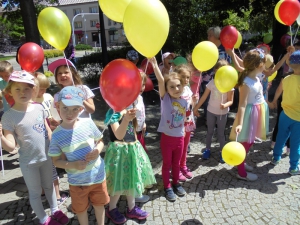 Barwny korowód z okazji Dnia Dziecka