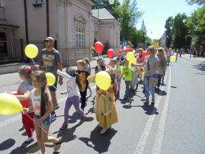 Barwny korowód z okazji Dnia Dziecka