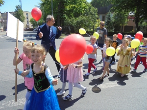 Barwny korowód z okazji Dnia Dziecka