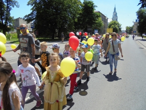 Barwny korowód z okazji Dnia Dziecka