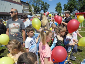 Barwny korowód z okazji Dnia Dziecka